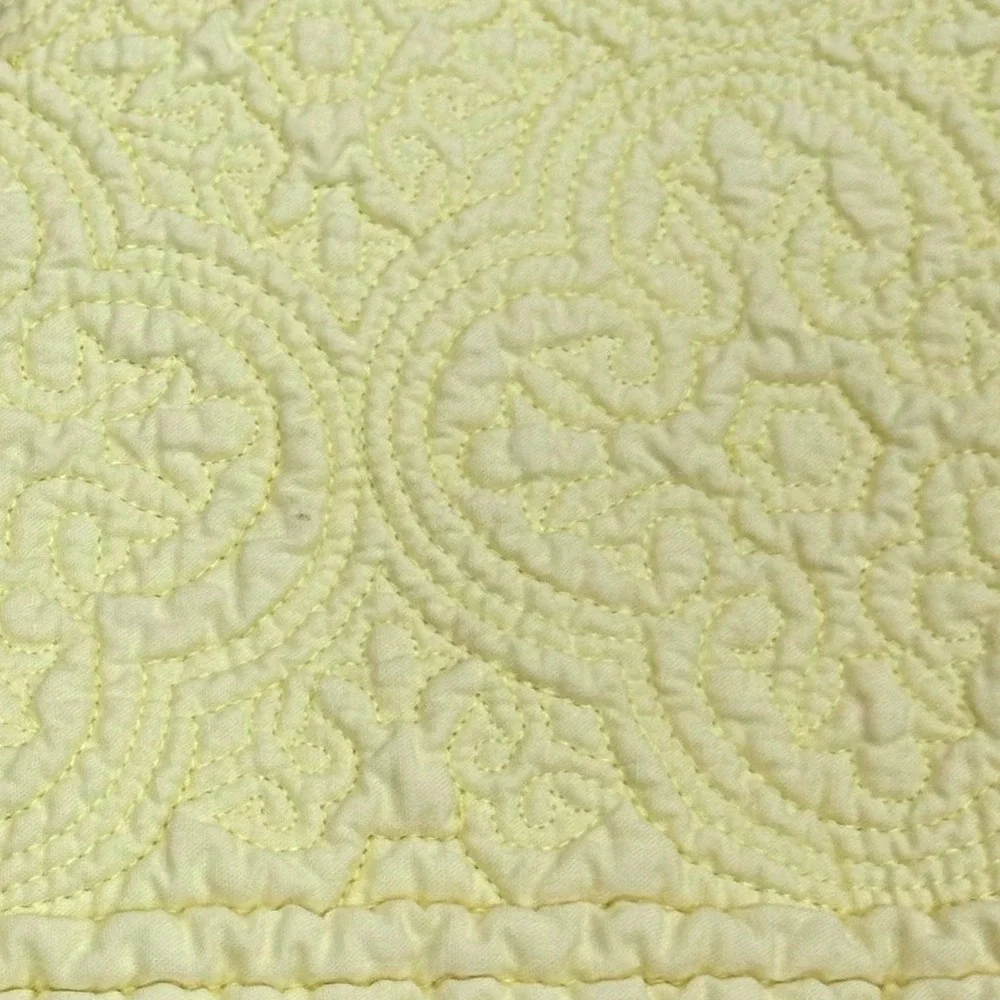Sur La Table Yellow Quilted Cotton Placemats Set of 4 Medallion Pattern 19x13